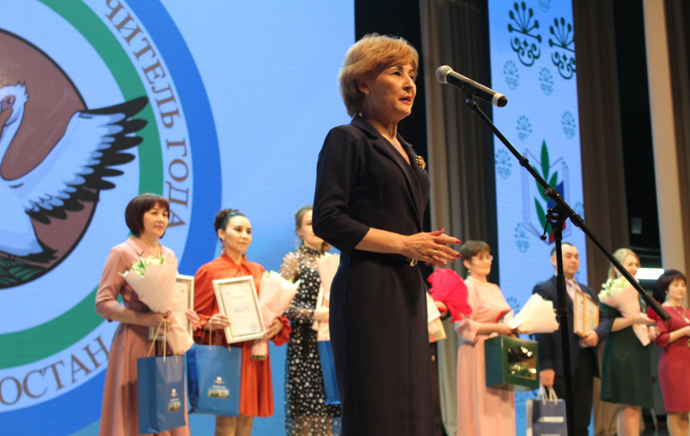 
					Bashkir language and literature teachers receive the Teacher of the Year award in Bashkortostan.					 					kurultai.ru				