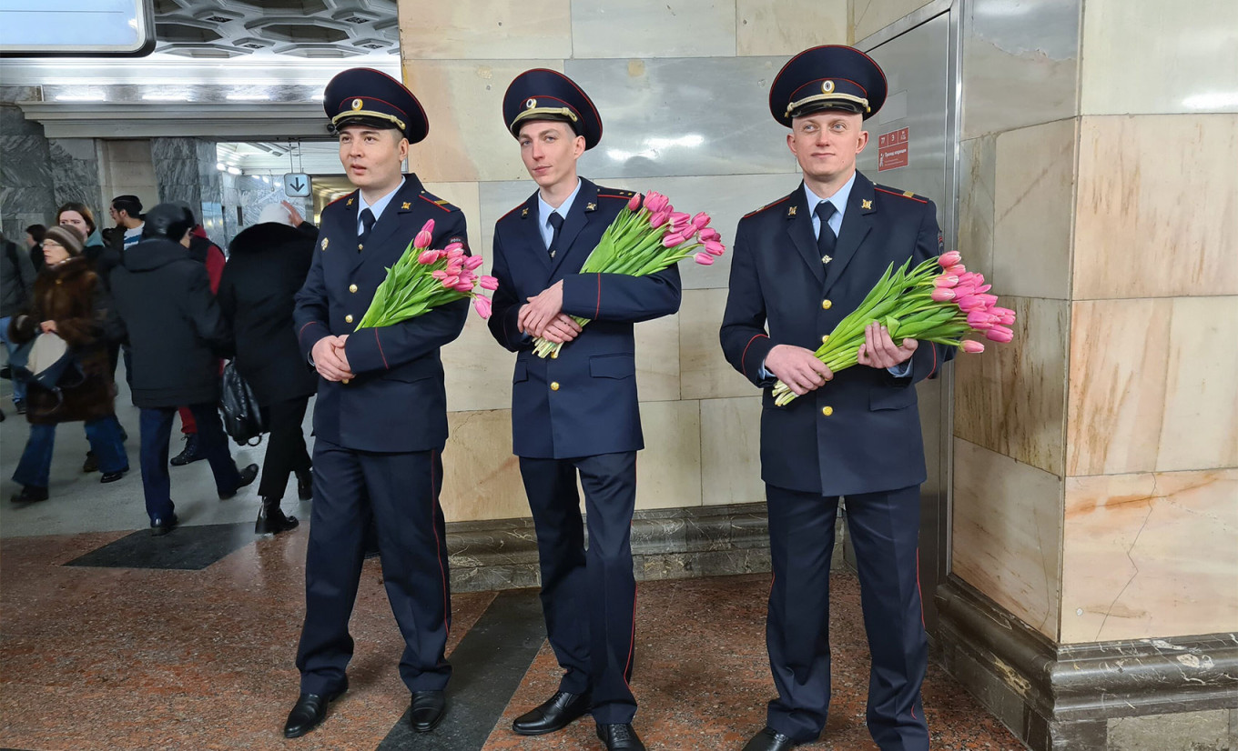 
					Police officers congratulate women on March 8 and give them flowers in the Moscow metro.					 					Denis Voronin / Moskva News Agency				