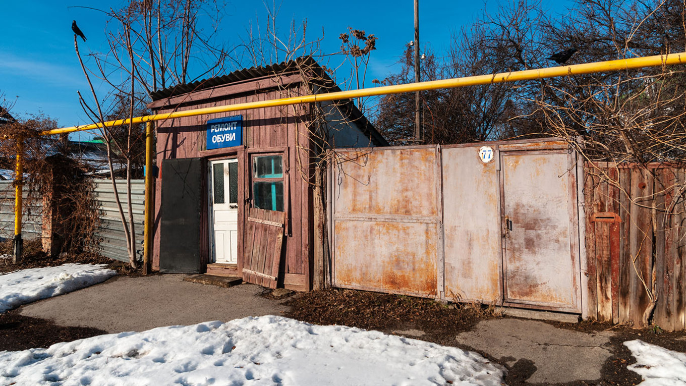 
					Gas pipe in Tiraspol, Transnistria.					 					Ralf Roletschek				