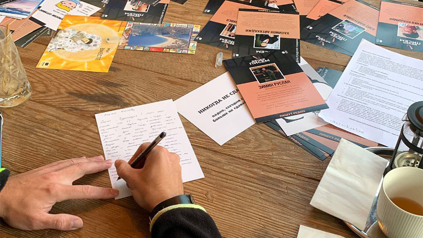 
					A writing group composing letters for Russian political prisoners in Turkey.					 					Uznik online / Instagram				