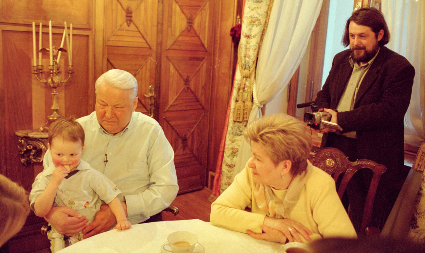 
					Mansky filming Boris Yeltsin and his family, 2000					 					Yuri Feklistov 				