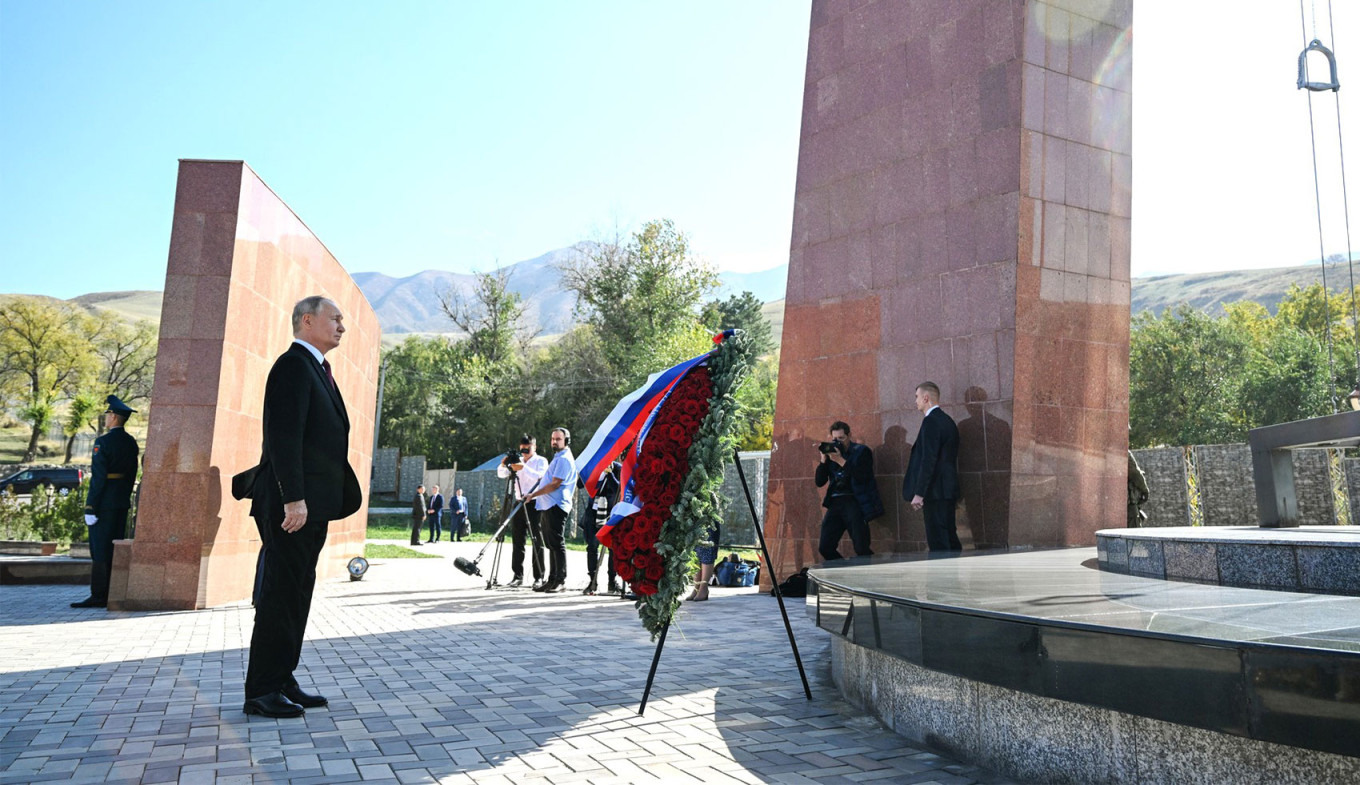 
					Laying a wreath at a memorial in Bishkek.					 					Pavel Bednyakov, RIA Novosti / kremlin.ru				