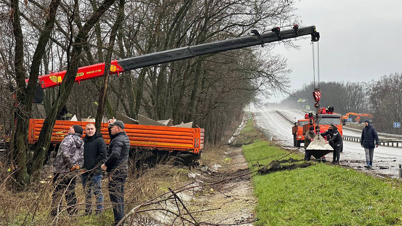 Struktur pertahanan sedang dibangun di wilayah Belgorod Rusia.  t.me/vvgladkov