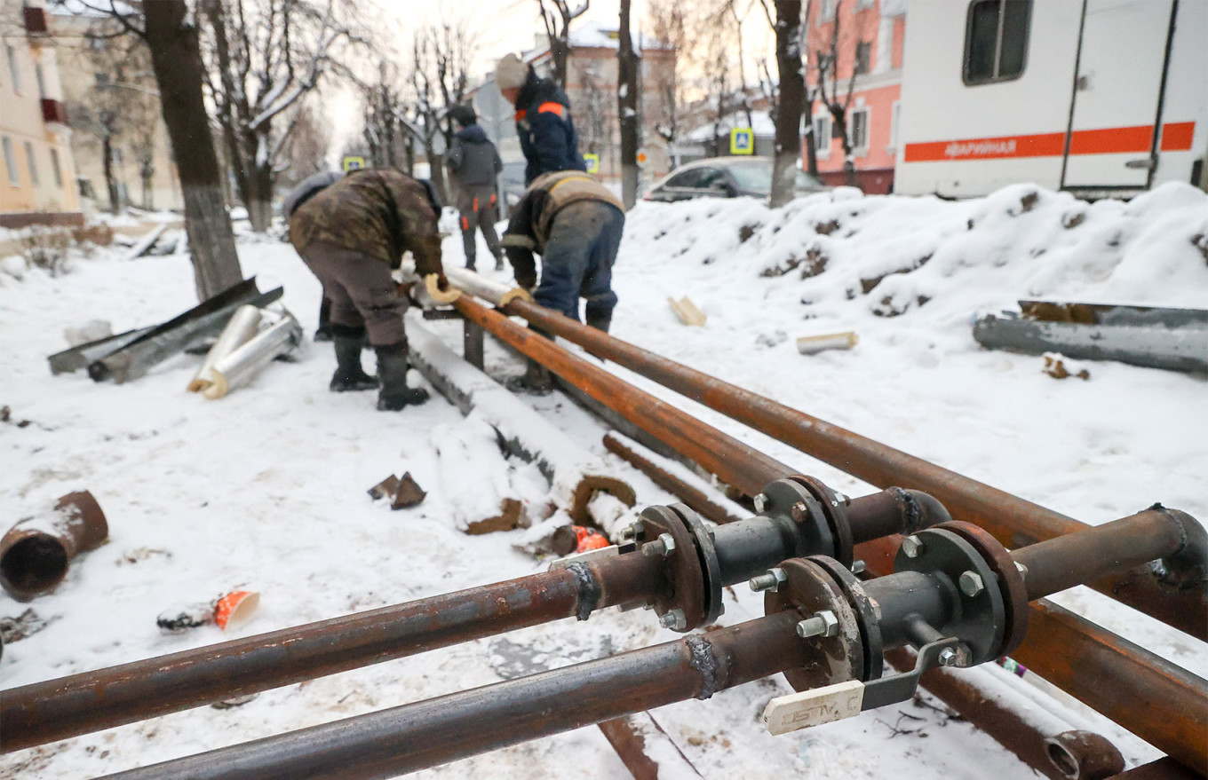 
					An emergency repair crew laying a temporary water pipeline in Podolsk.					 					Sergei Petrov / NEWS.ru / TASS				