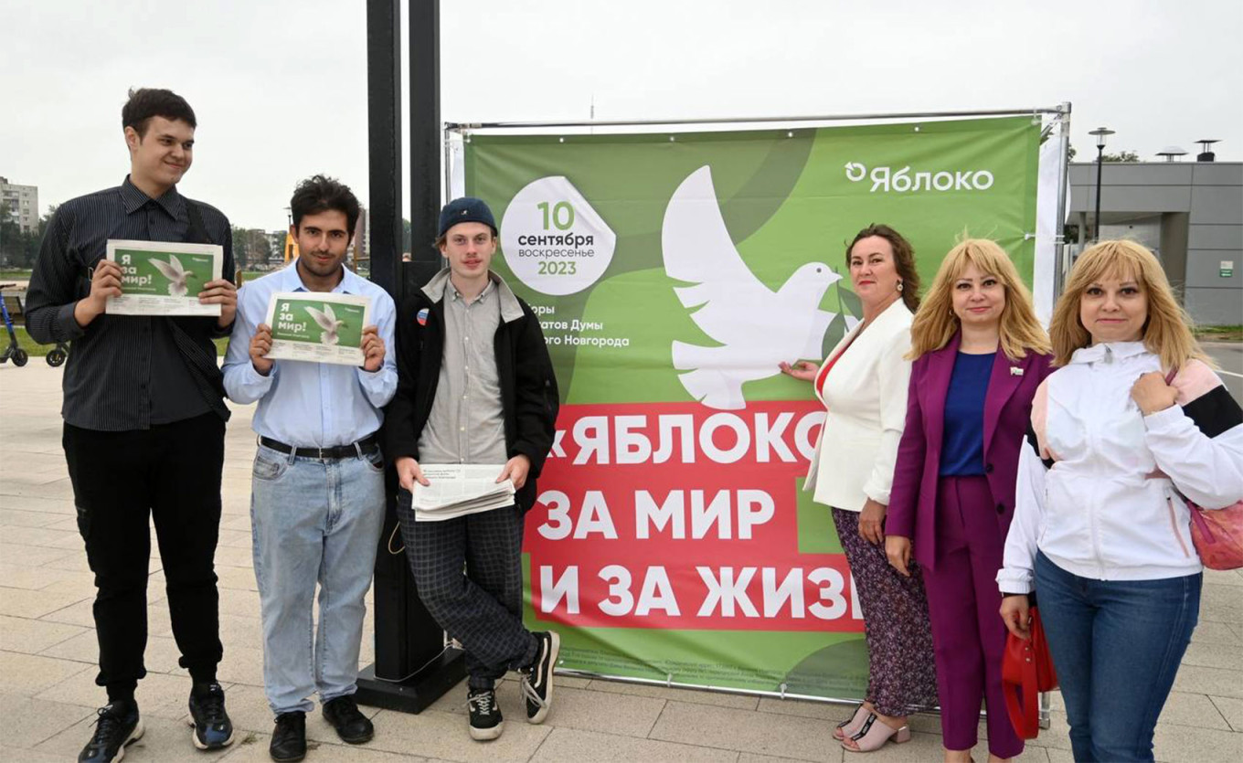 
					A team of Yabloko campaigners in Veliky Novgorod.					 					yabloko.ru				