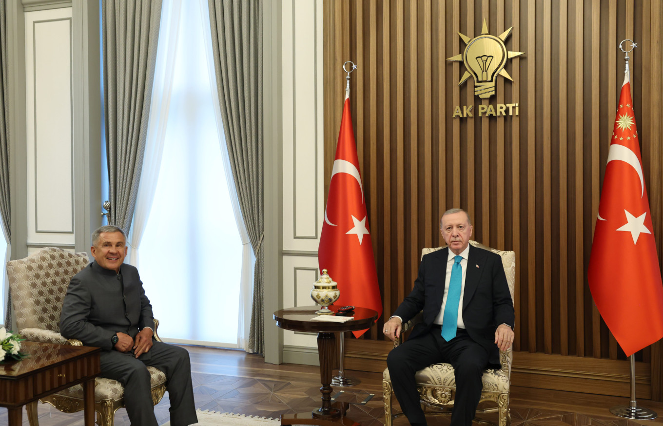 
					Tatarstan’s head Rustam Minnikhanov (R) at a meeting with Turkish President Recep Tayyip Erdoğan.					 					rais.tatarstan.ru				
