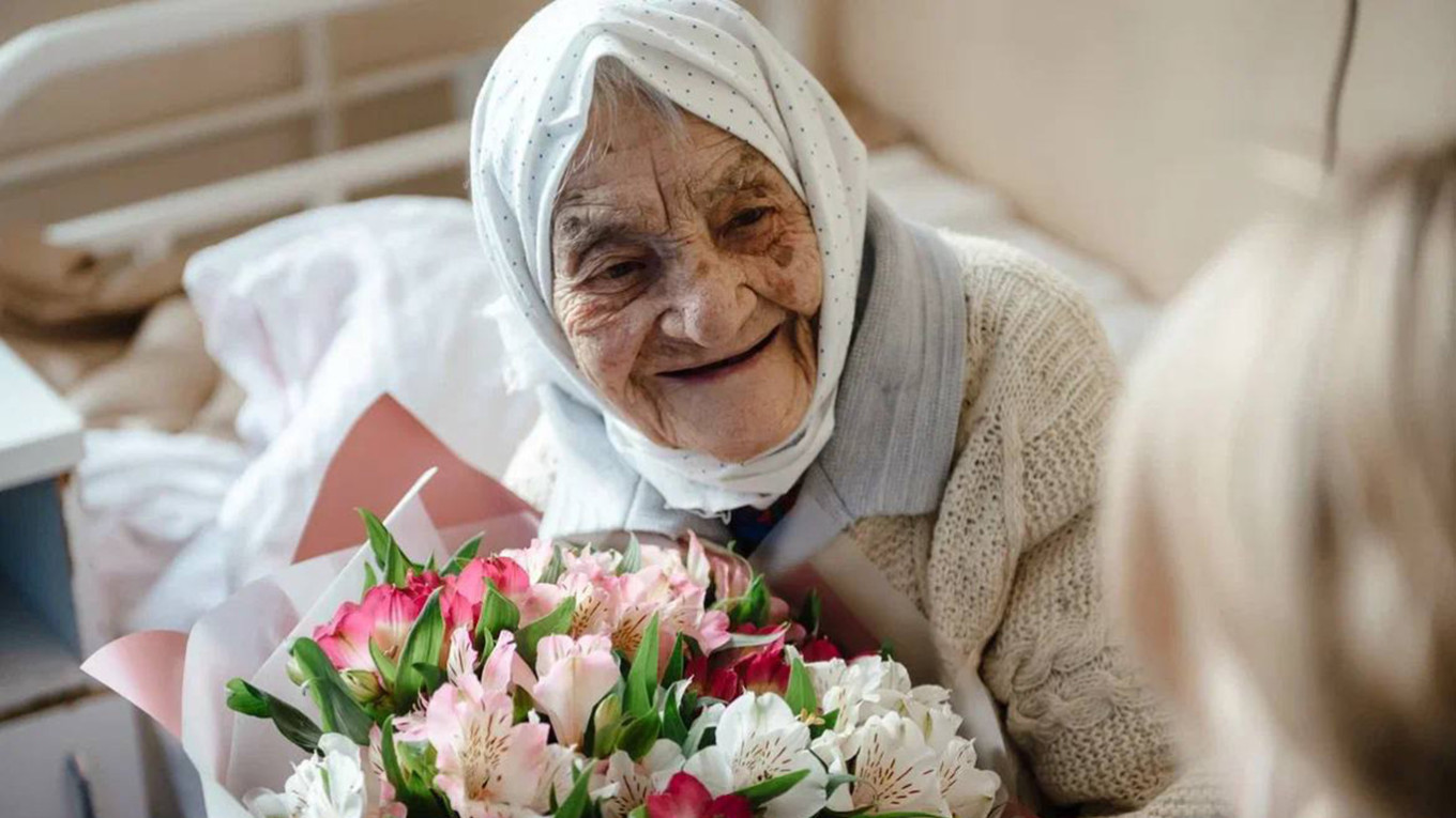 
					101-year-old Olga Minchenko, who was evacuated from Sudzha.					 					@Hinshtein				