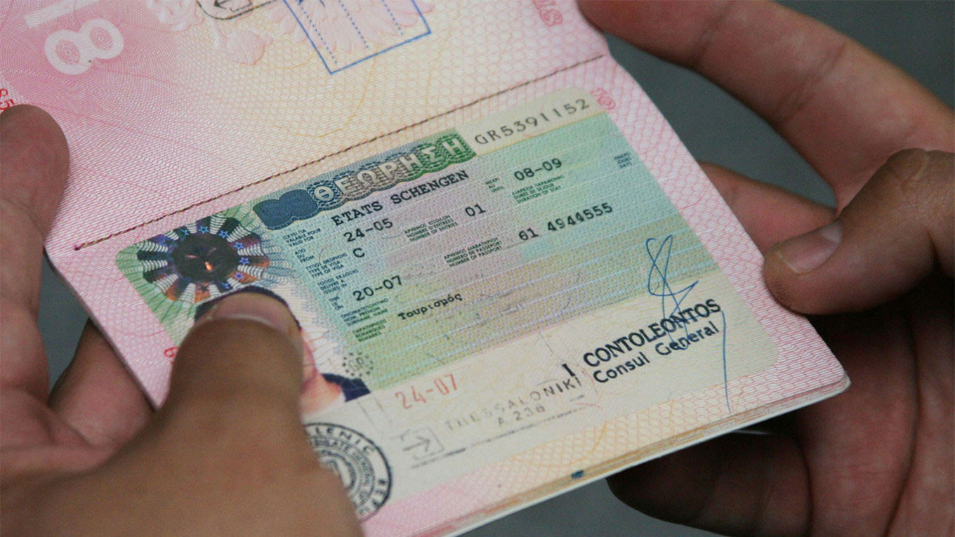 Orang Rusia mencari visa karena UE mempertimbangkan pembatasan perjalanan