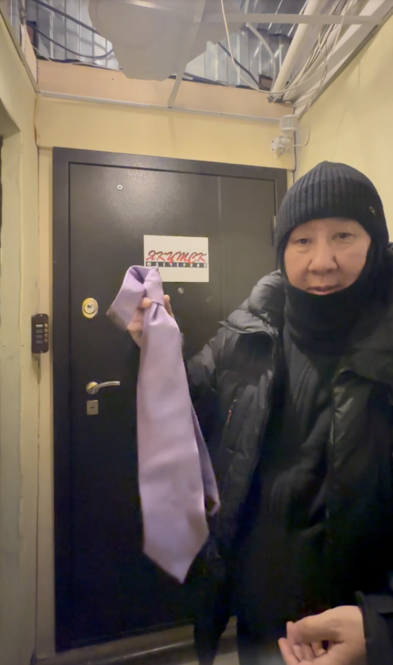 
					A Yakutsk resident holds up a necktie in reference to Sakha head Aysen Nikolaev's vow to build a bridge over the Lena River.					 					yakutiam / Telegram				
