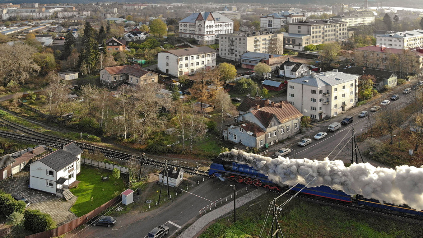 
					The Ruskeala express passes through the city of Sortavala in Karelia.					 					Krasny (CC BY-SA 4.0)				