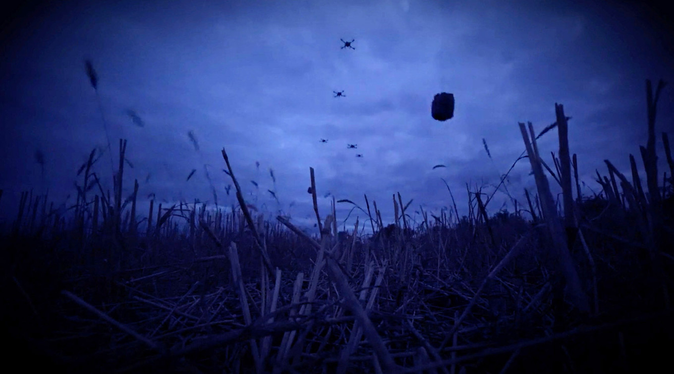 
					Drones carrying food packages fly over a location identified as Oleshky.					 					Oleksandr Prokudin / Telegram / Reuters				