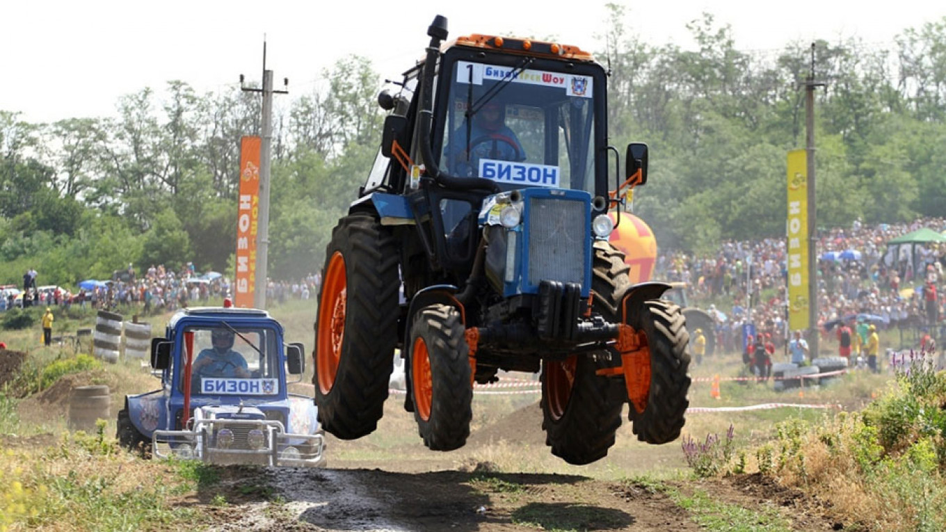 
										 					Russia and the U.S. still have a lot in common: tractor races, like this one in Rostov-on-Don / Bizonhero.ru				