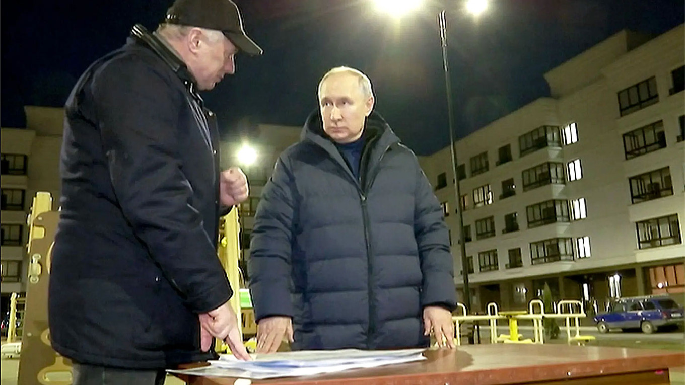 
					Putin and Deputy Prime Minister Khusnullin in the occupied city of Mariupol. 					 					kremlin.ru				