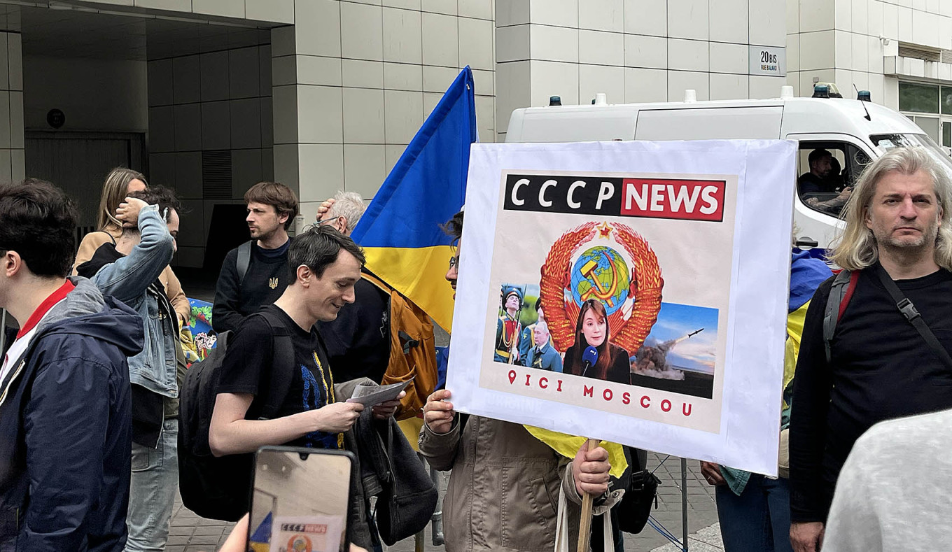 
					A protester holds a sign with Fedorova's image that reads "CCCR [U.S.S.R.] News: Here in Moscow."					 					Angelina Trefilova / MT				