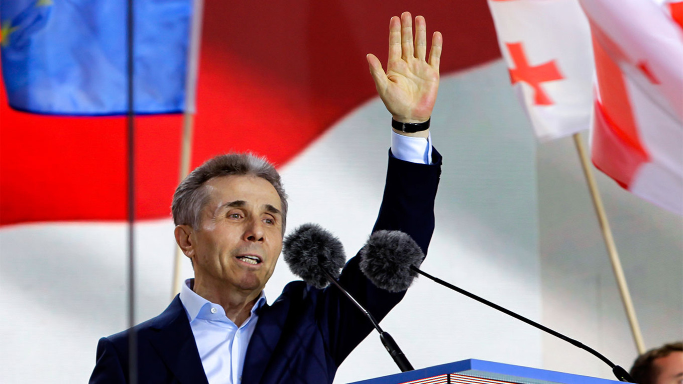
					Billionaire Bidzina Ivanishvili, leader of the created by him the Georgian Dream party greets demonstrators during a rally in support of "Russian law" in Tbilisi.					 					Shakh Aivazov / AP / TASS				
