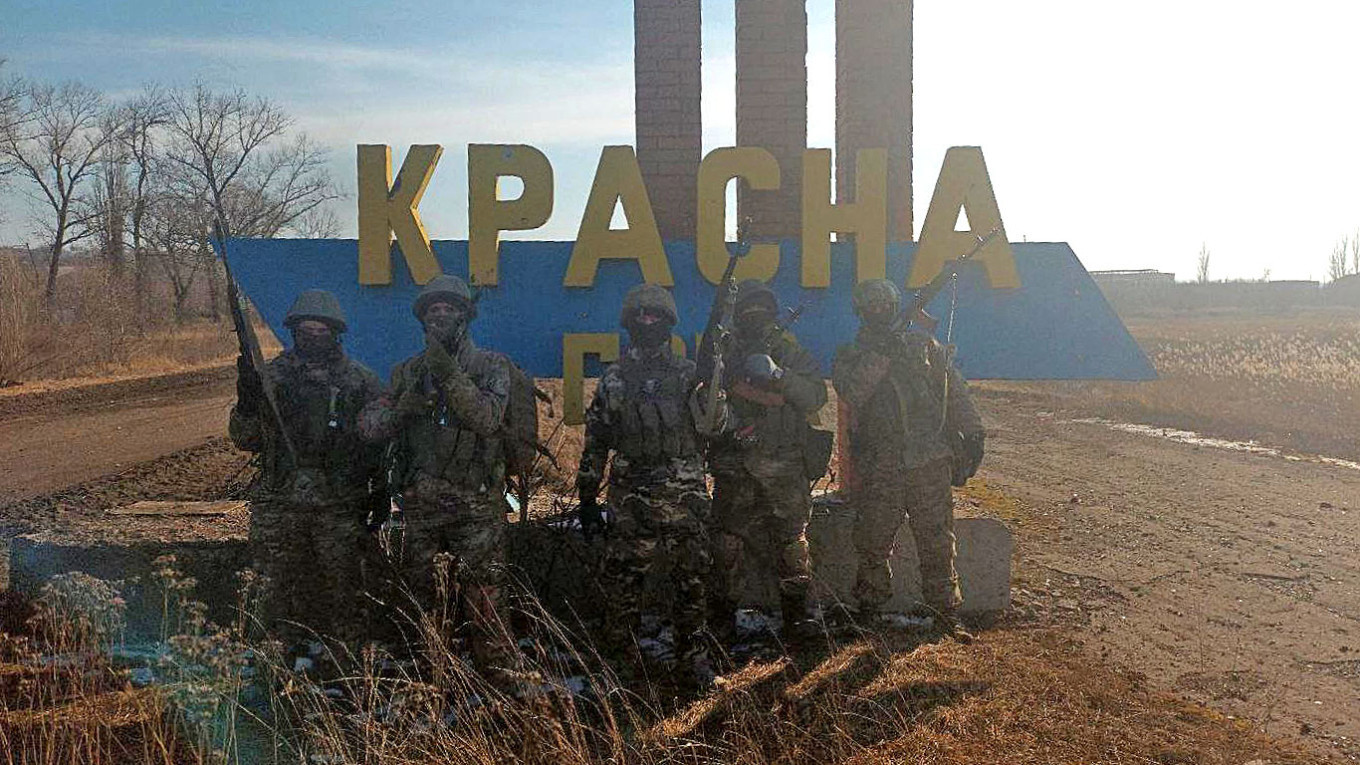 
					Wagner mercenaries pose at the entrance to the captured village of Krasna Hora.					 					Concordgroup_official / Telegram				