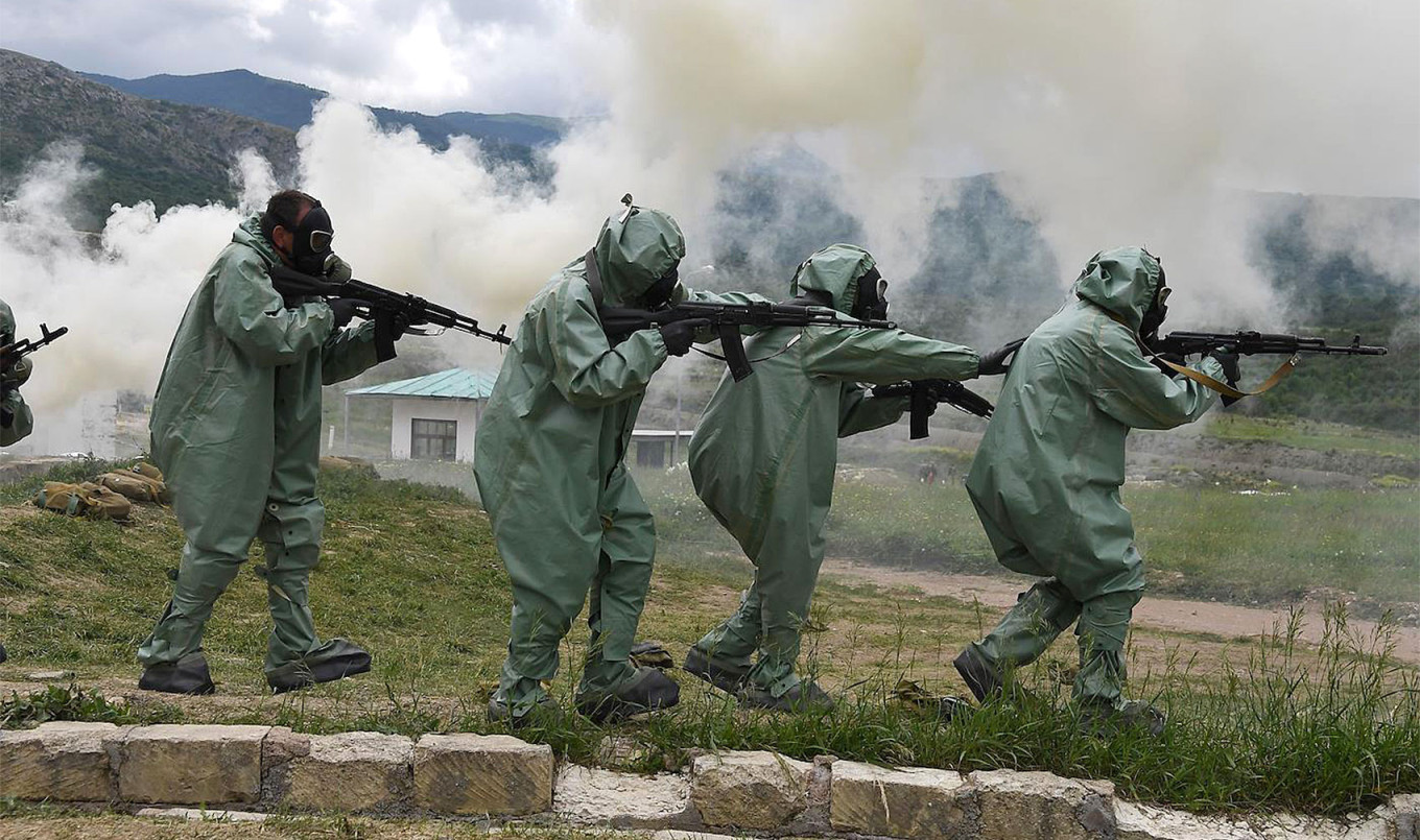 
					A unit training course for mobilized citizens of Sevastopol and Crimea at the Black Sea Fleet training range before being sent to the front line.					 					Victor Korotayev / Kommersant				