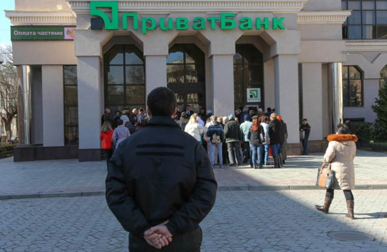 Banks in Ukraine Bleed Capital as Violence Shuts Branches in East