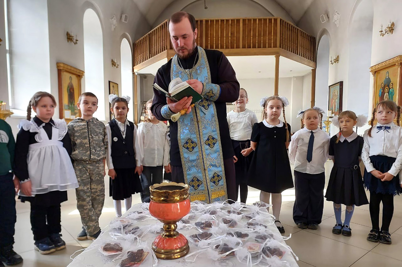 
					A priest blessed amulets for soldiers in the Rostov region.					 					vk.com/gimn3_prol				