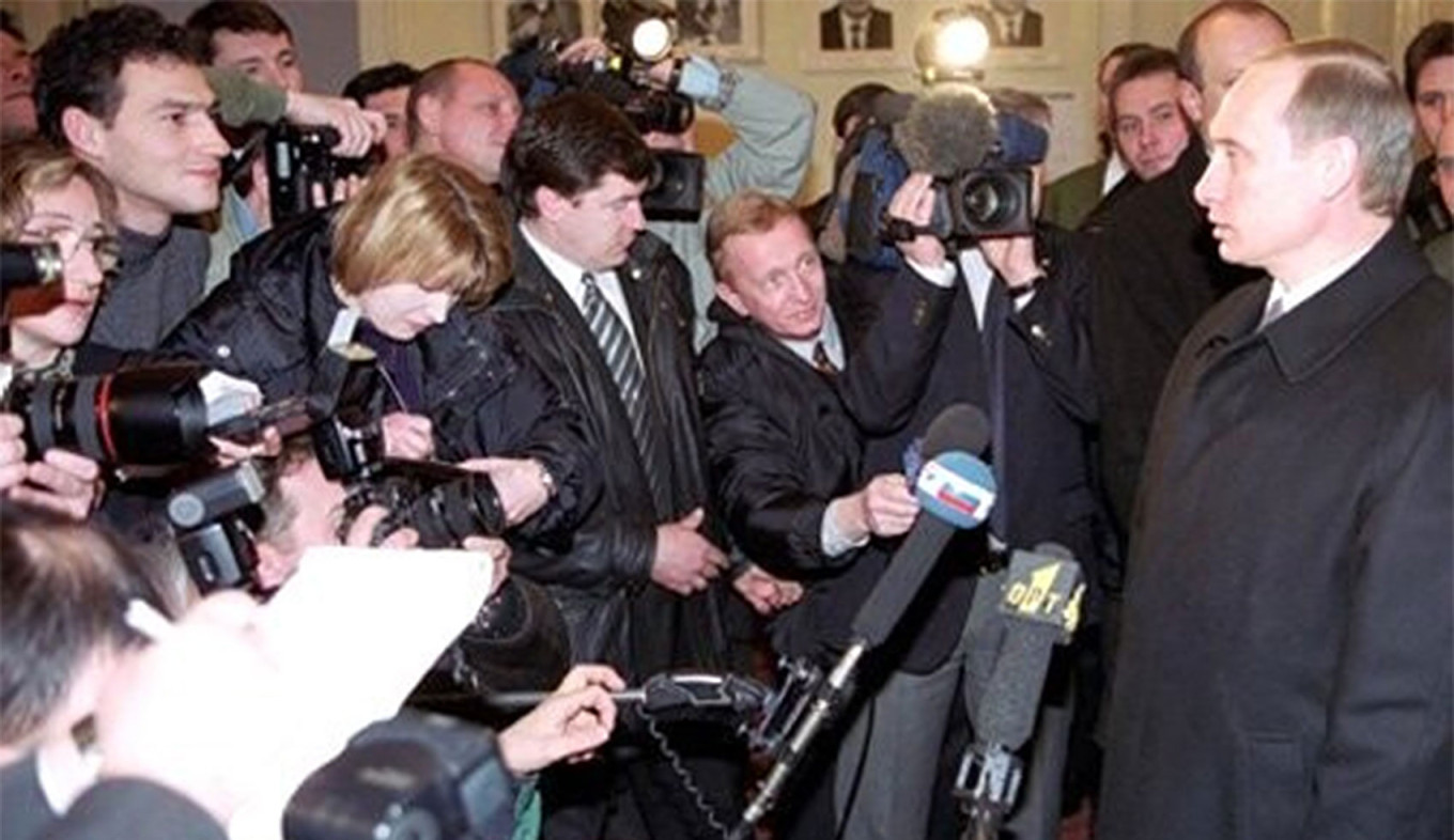 
					Vladimir Putin talks to journalists during the presidential election in March 2000.					 					kremlin.ru				