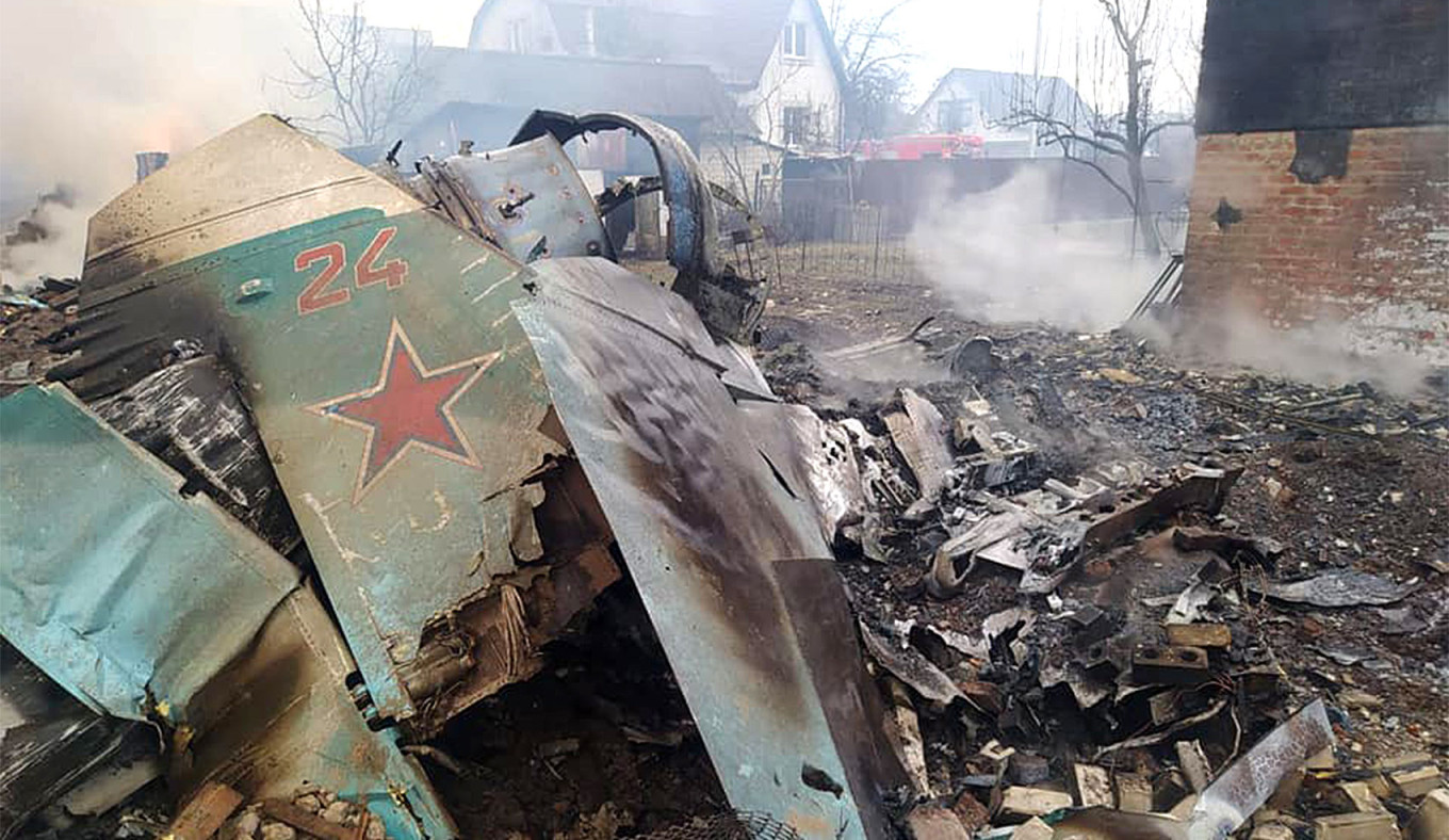 
					The crash site of a Russian Su-34 shot down over the private sector of Chernihiv, Ukraine.					 					dsns.gov.ua (CC BY 4.0)				