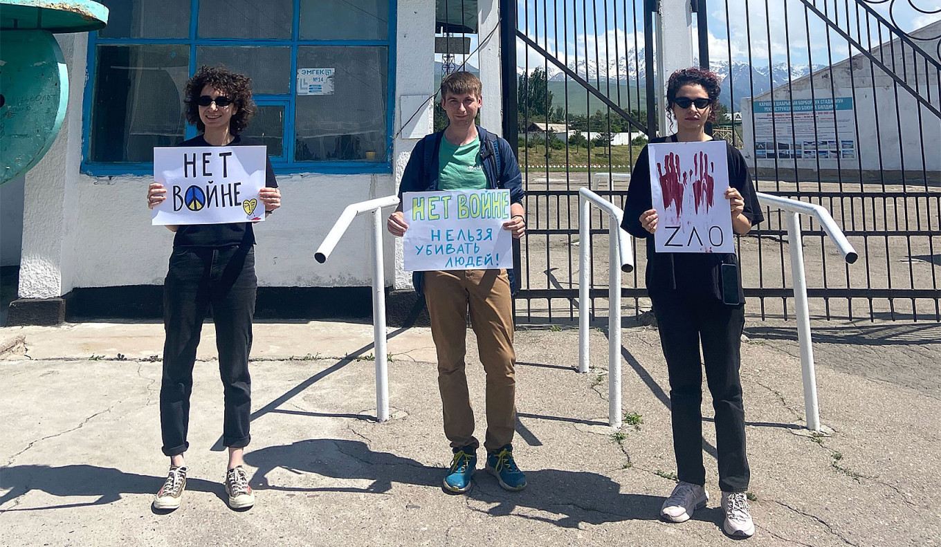 
					Russian protesters in Karakol.					 									