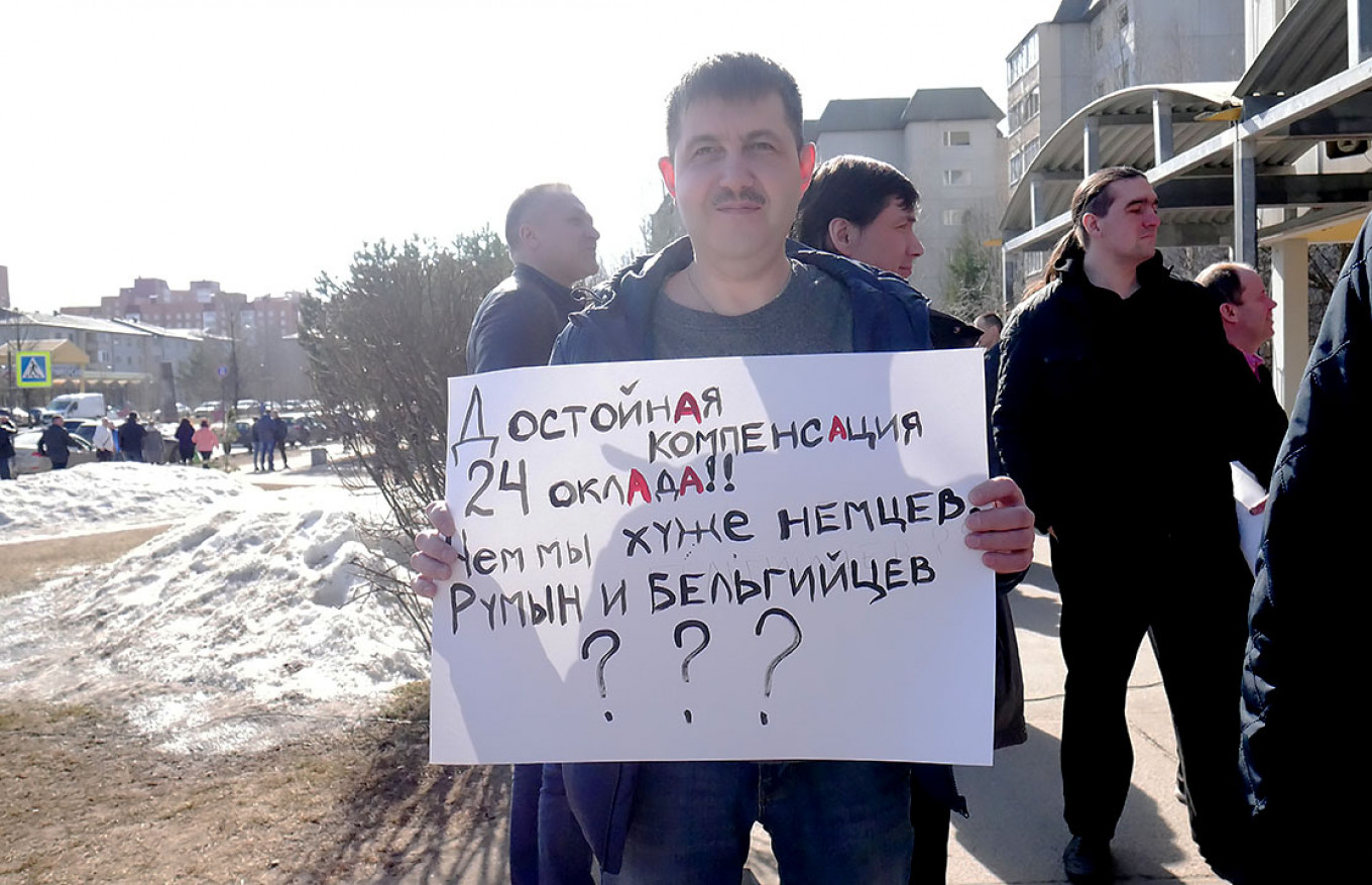 
					Ivan, a Ford worker, carries a sign saying: "Fair compensation means 24 months' salary. How are we worse than the Germans, the Romanians or the Belgians?"					 					Daniel Kozin / MT				