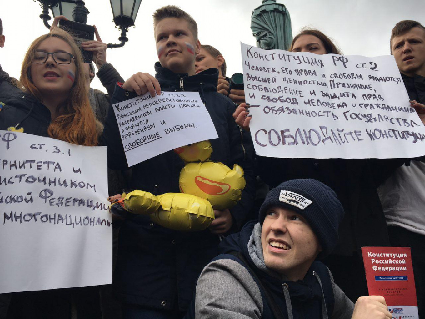 Para pengunjuk rasa memegang tanda dengan kutipan dari konstitusi Rusia di Lapangan Pushkin Moskow.  Ksenia Churmanova / Untuk MT