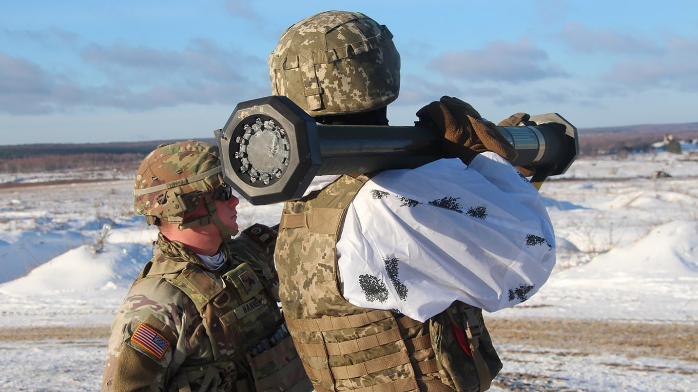 
					Ukrainian instructors being trained with M141 Bunker Defeat Munition launchers donated by USA.					 					ArmyInform (CC BY 4.0)				