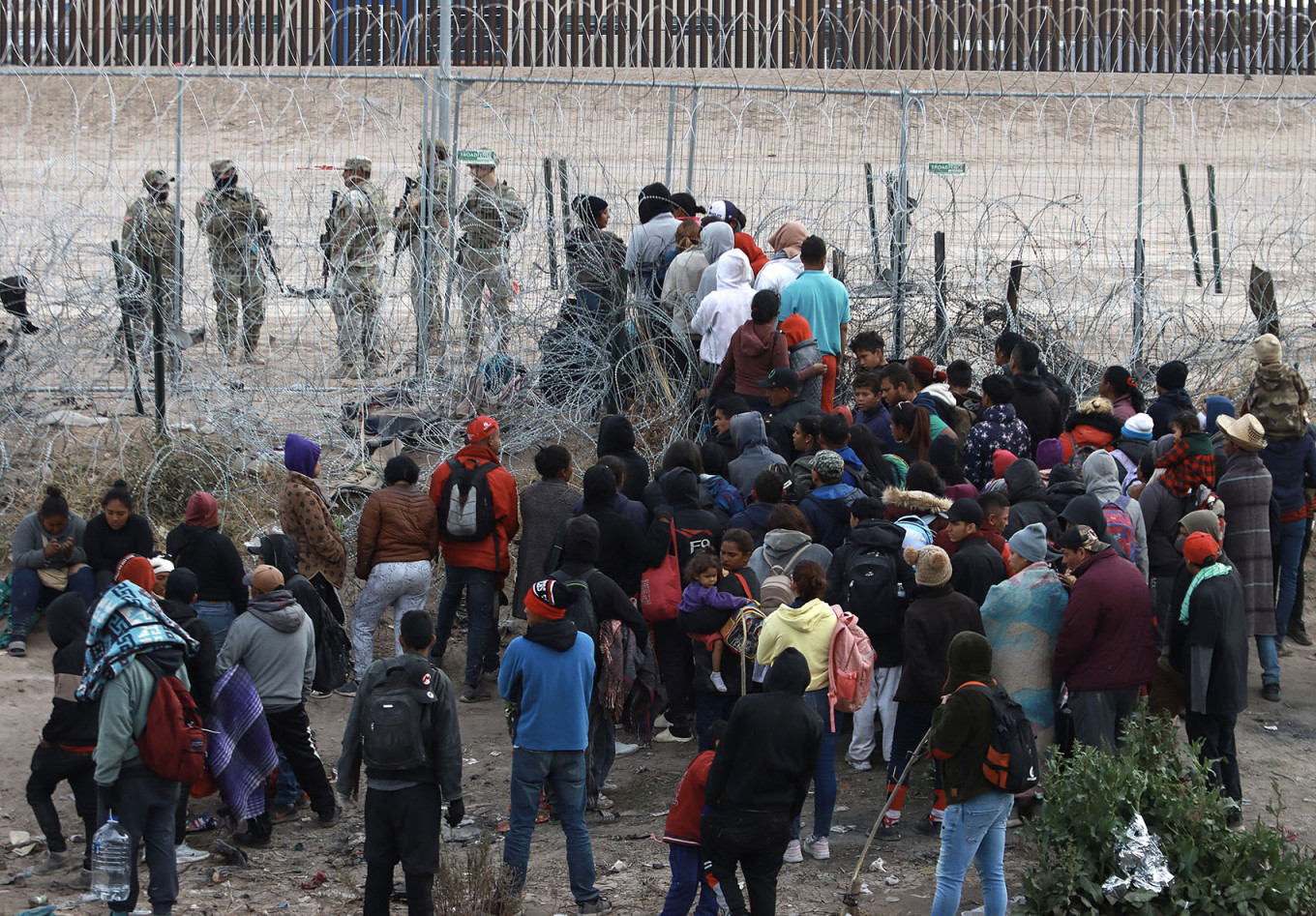 
					Migrants gather as they try to cross the U.S. border.					 					Luis Torres / EPA / TASS				