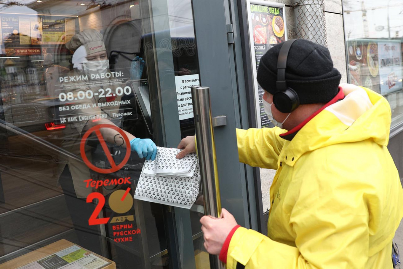 
					Moscow's restaurants and cafes are closed to customers, but can stay open for deliveries.					 					Kirill Zykov / Moskva News Agency				