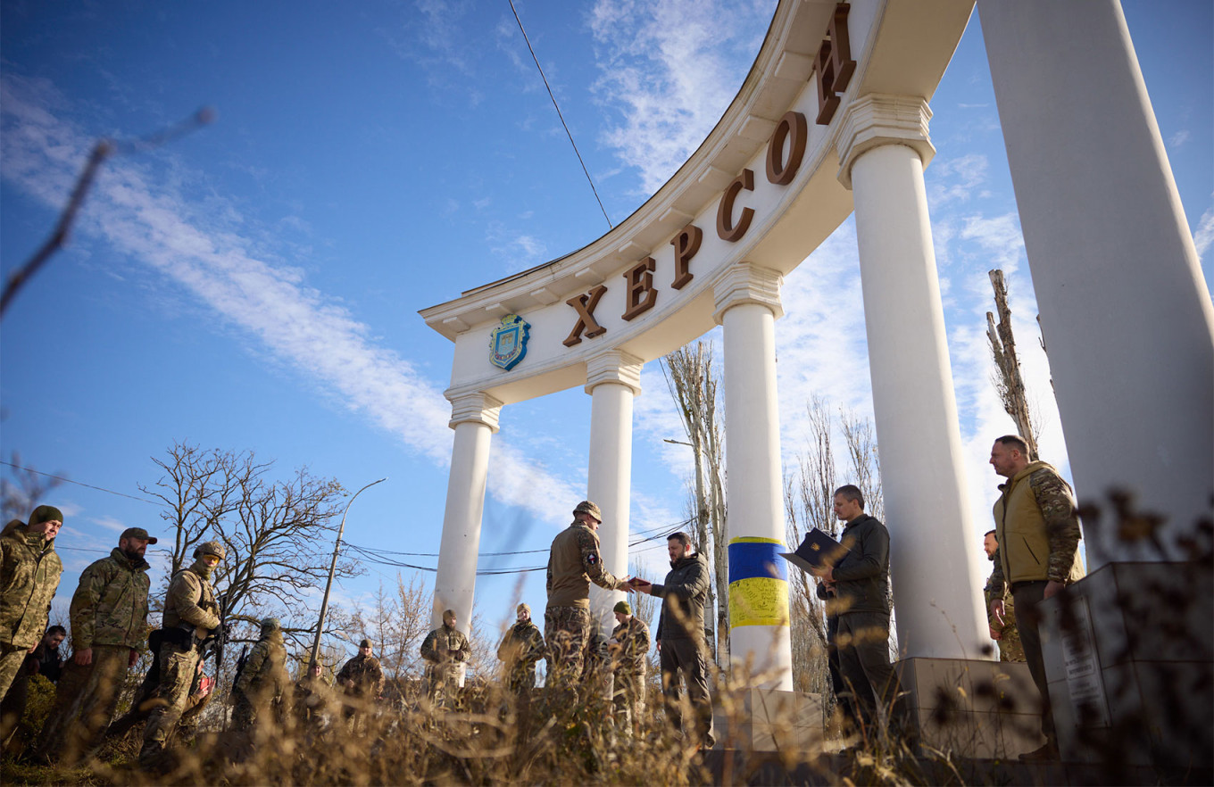 
					Ukrainian President Volodymyr Zelensky presenting awards to servicemen.					 					President Of Ukraine / Flickr				