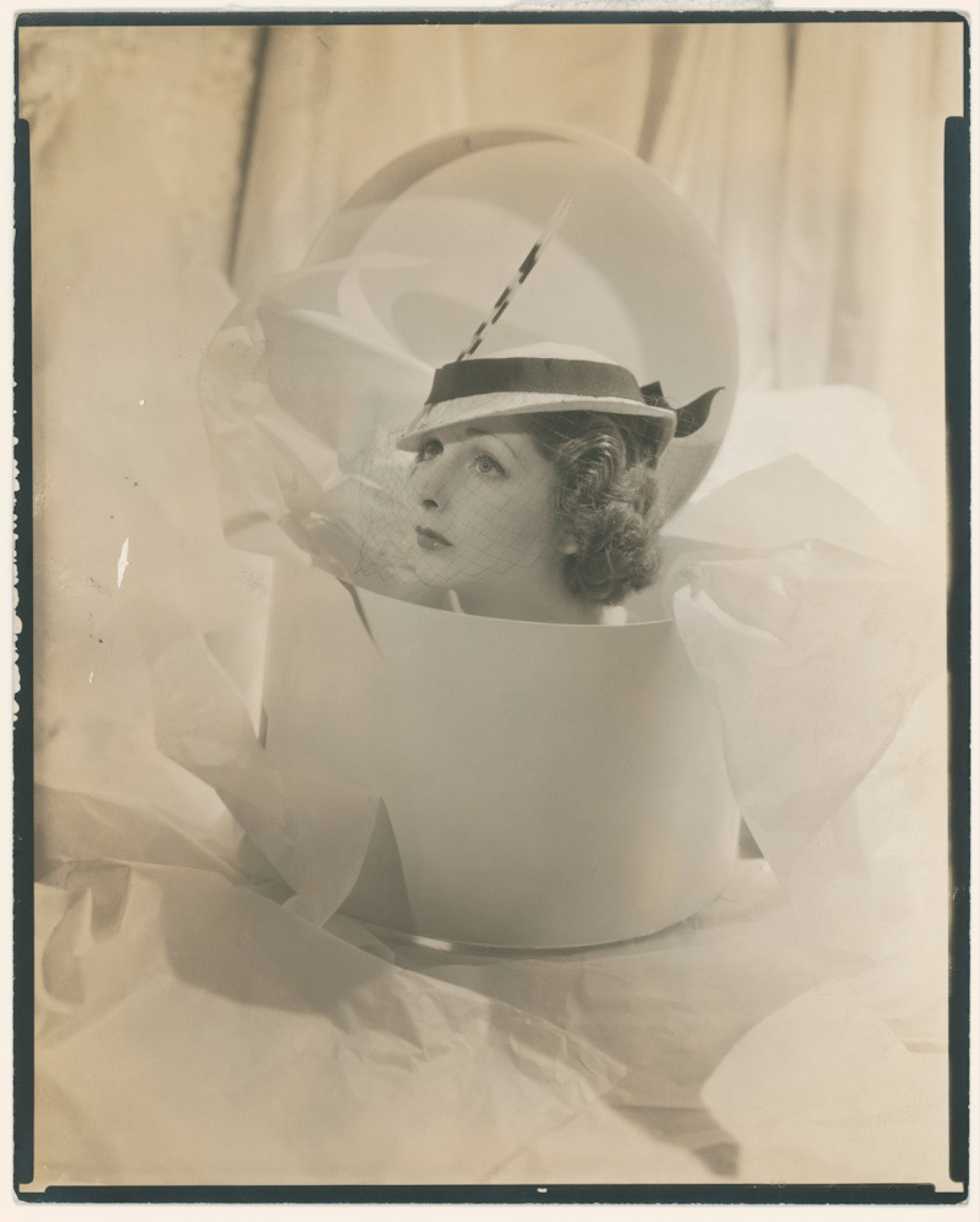 
					Model in a white Panama hat by Suzy, 1934					 					© Condé Nast				