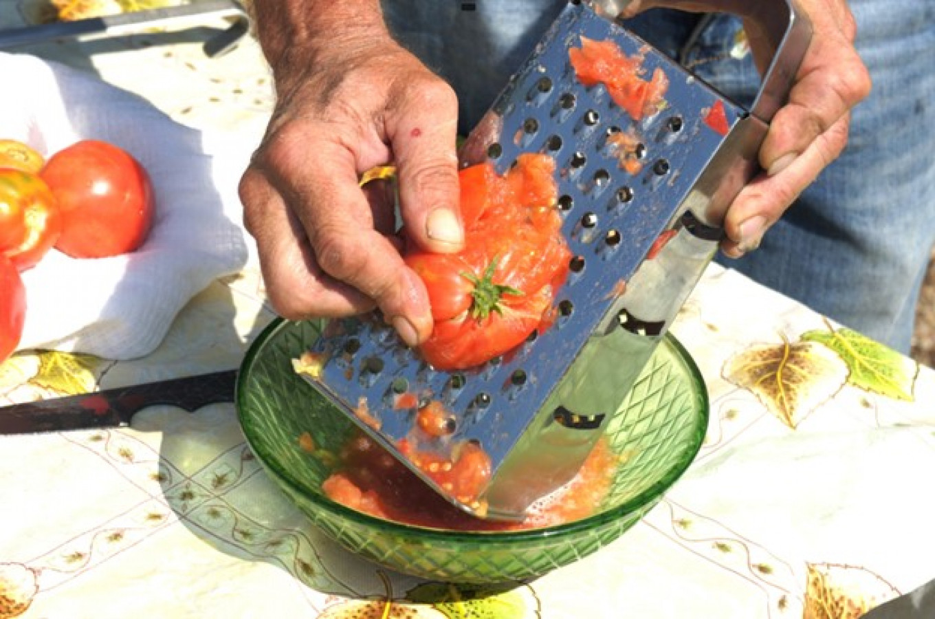 
					Grating tomatoes for southern ukha					 					Pavel and Olga Syutkin				