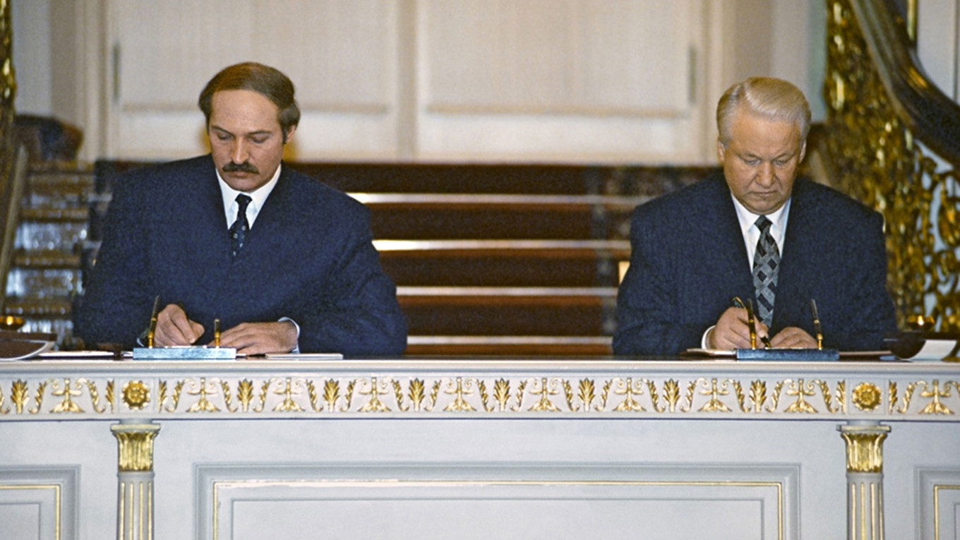 
					Russian President Boris Yeltsin and Belarusian President Alexander Lukashenko motion   the Treaty connected  the Establishment of the Russian-Belarusian Union successful  1997.					 					RIA Novosti archive (CC BY-SA 3.0)				