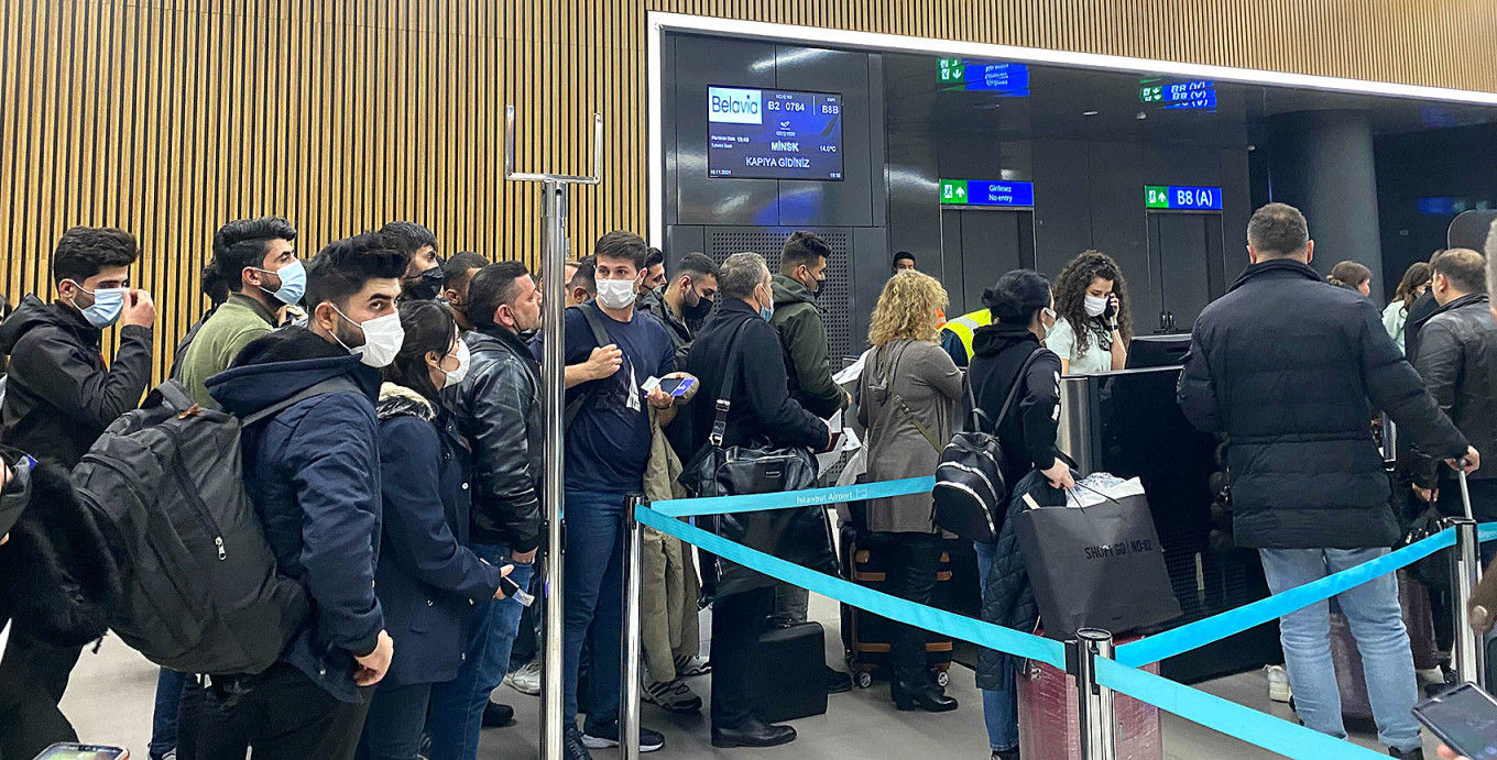 
					Migrants queuing to board their flight in Istanbul.					 					Pjotr Sauer / MT				