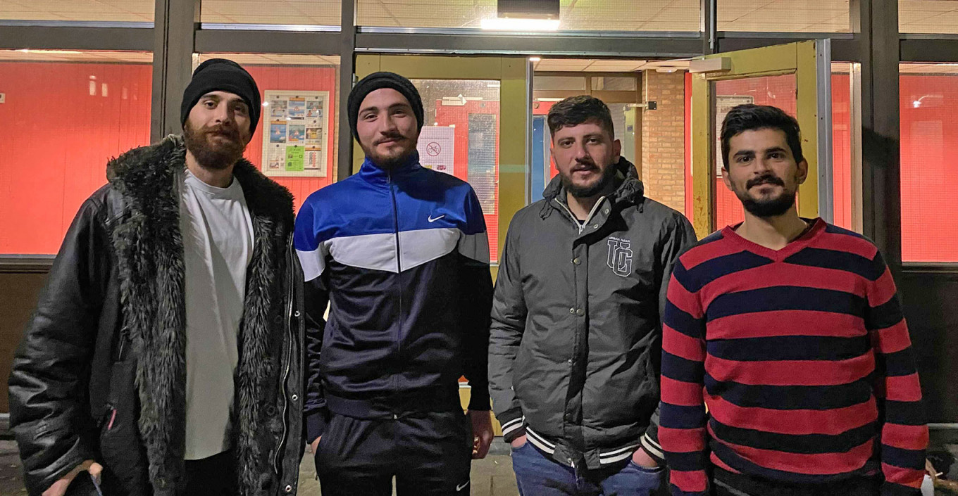 
				Kosai, Odai, Shadi and Walid in front of the asylum center in southern Holland.				 				Pjotr Sauer / MT			