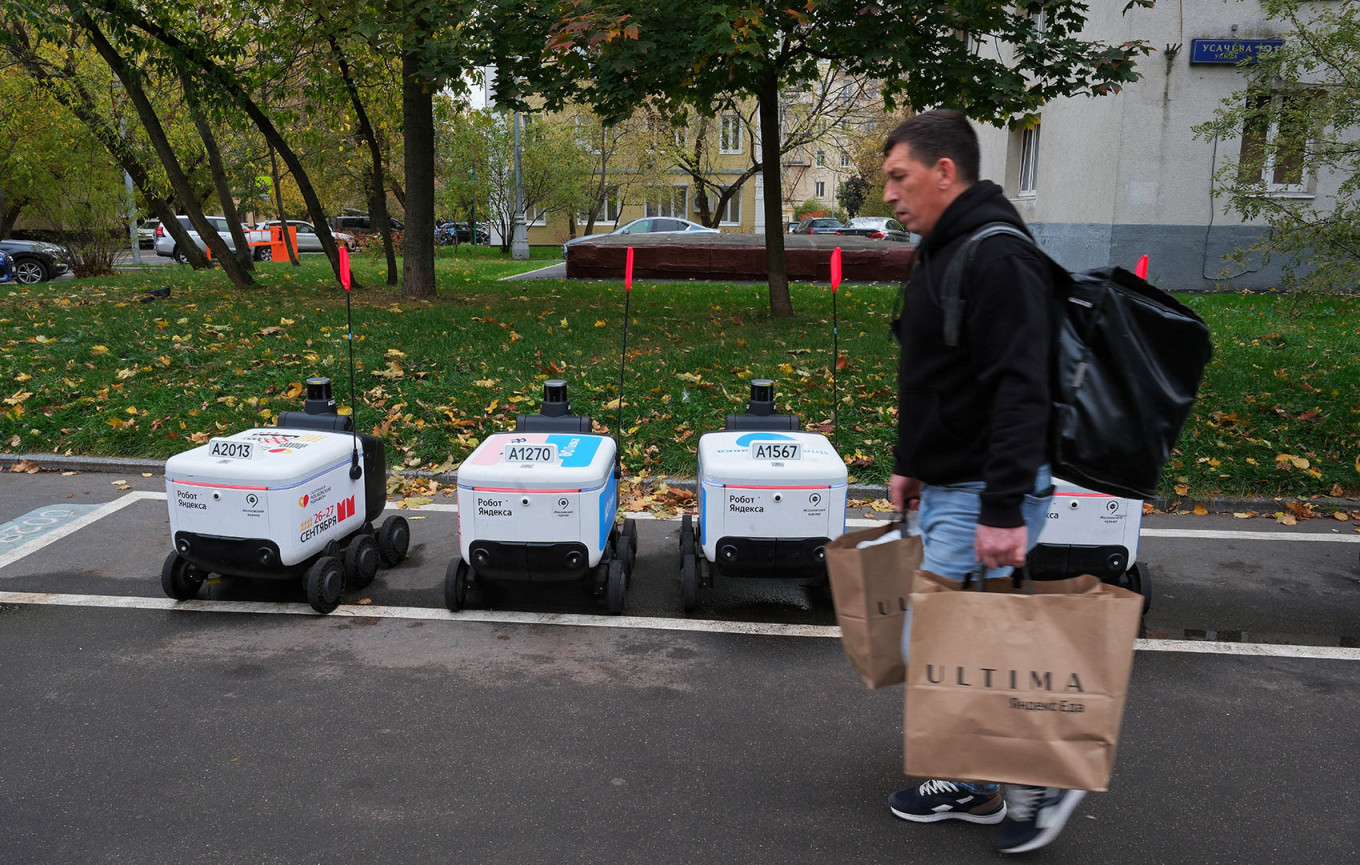 
					Yandex delivery robots stand in a robot parking area in Moscow.					 					REUTERS / Shamil Zhumatov				