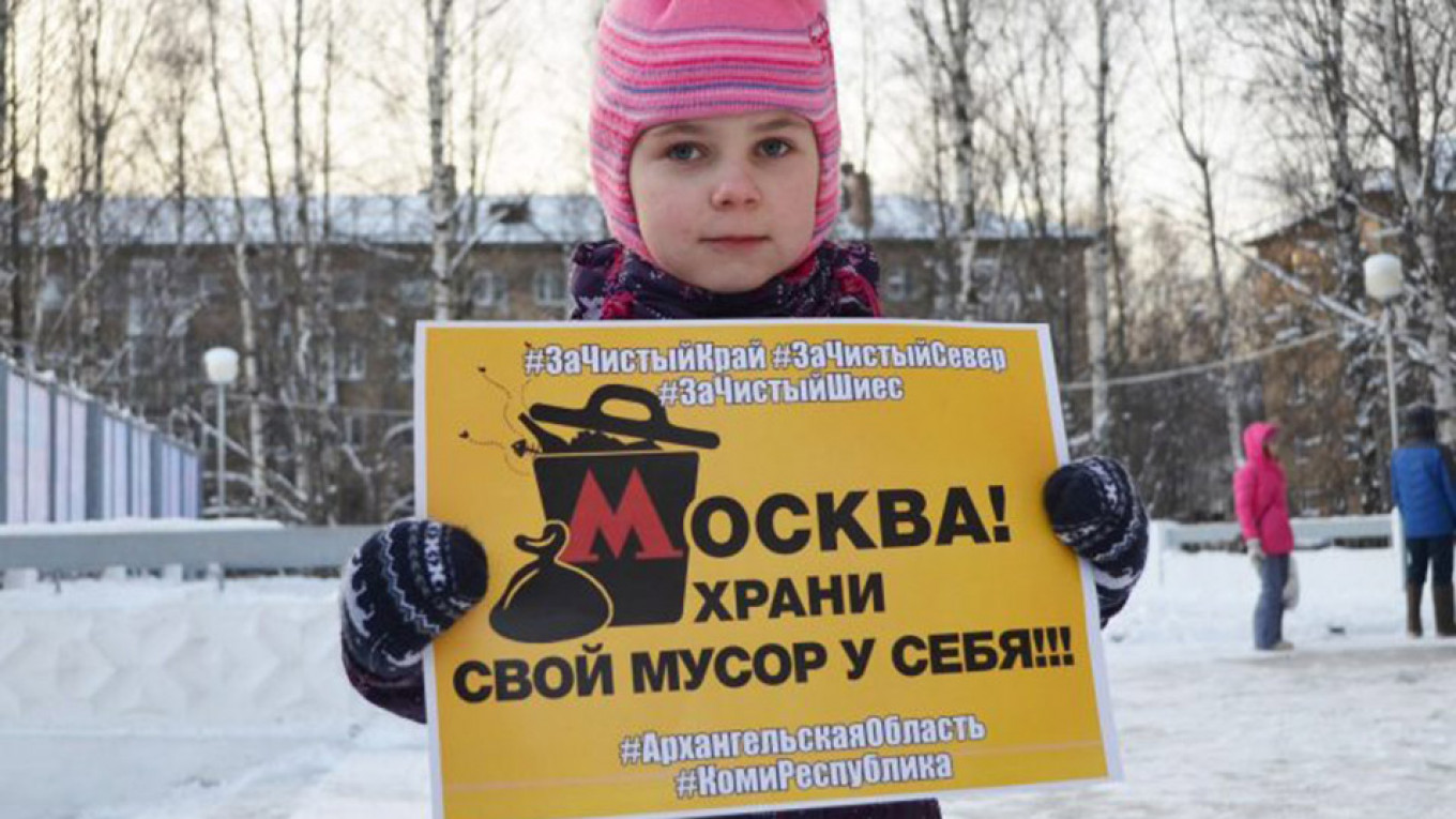 
					A child protesting in Arkhangelsk carries a sign that reads: "Moscow! Keep your garbage!"					 					Vkontakte / komirespublika				