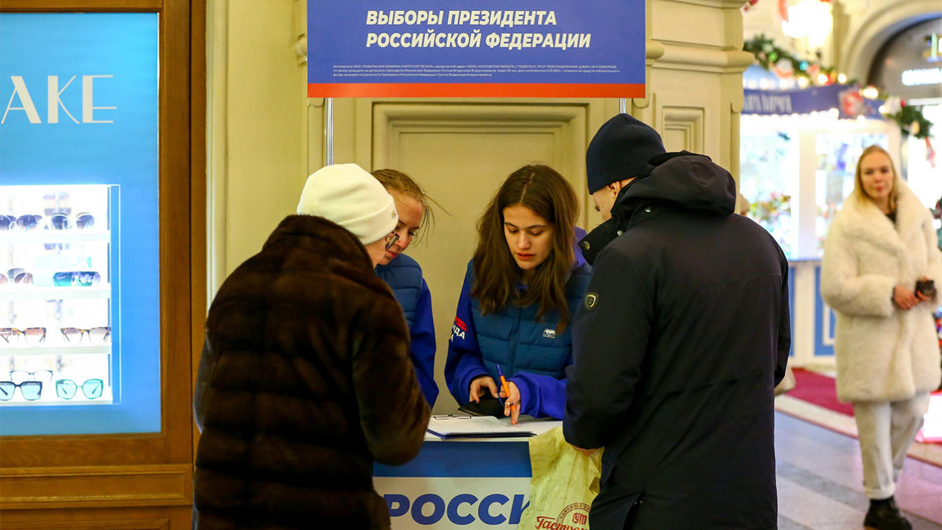 
					Collecting signatures in support of President Vladimir Putin's nomination to run in the election.					 					Sergei Vedyashkin / Moskva News Agency				
