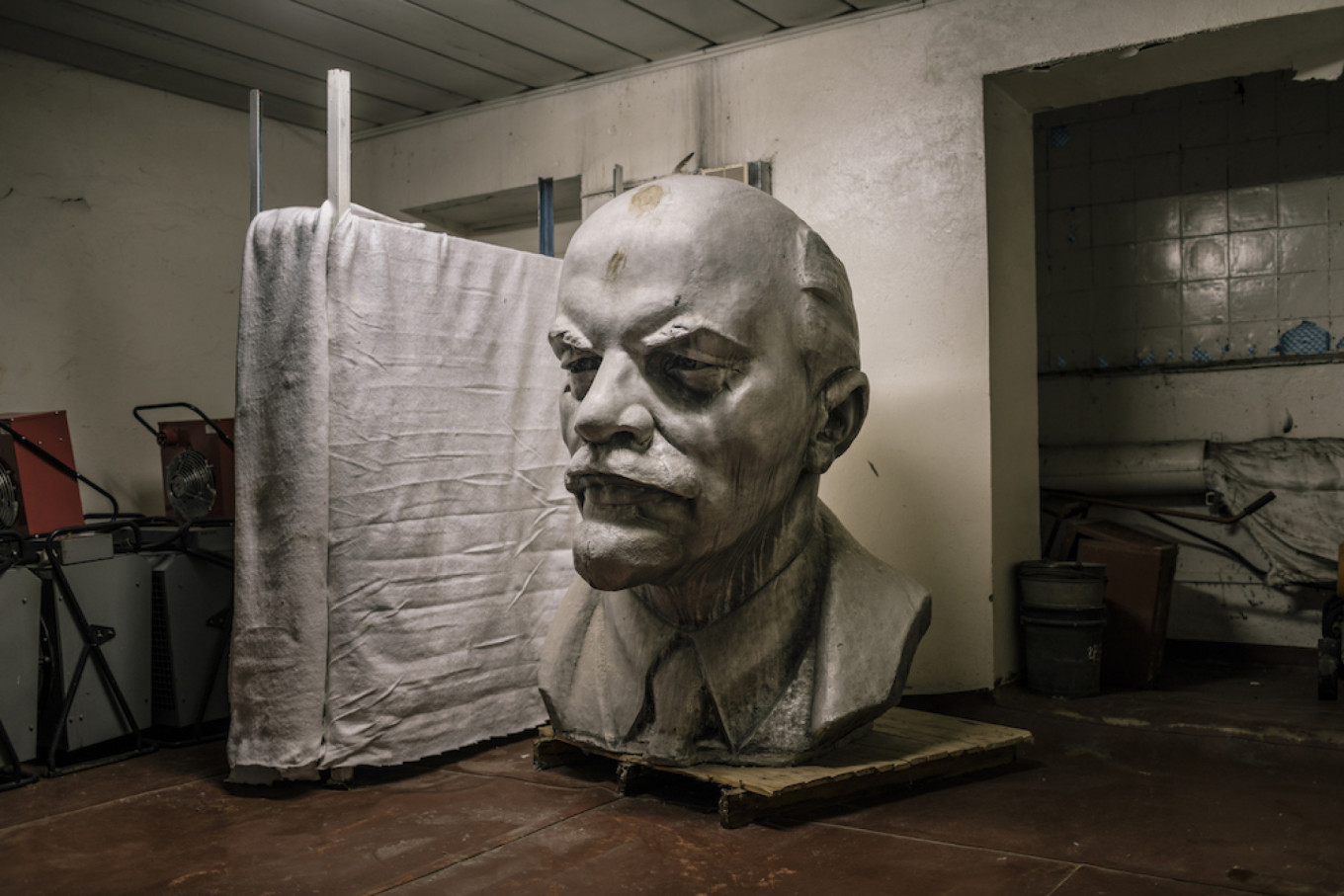 Lenin di Chernobyl, 2015. Niels Ackermann / Lundi 13 / FUEL Publishing