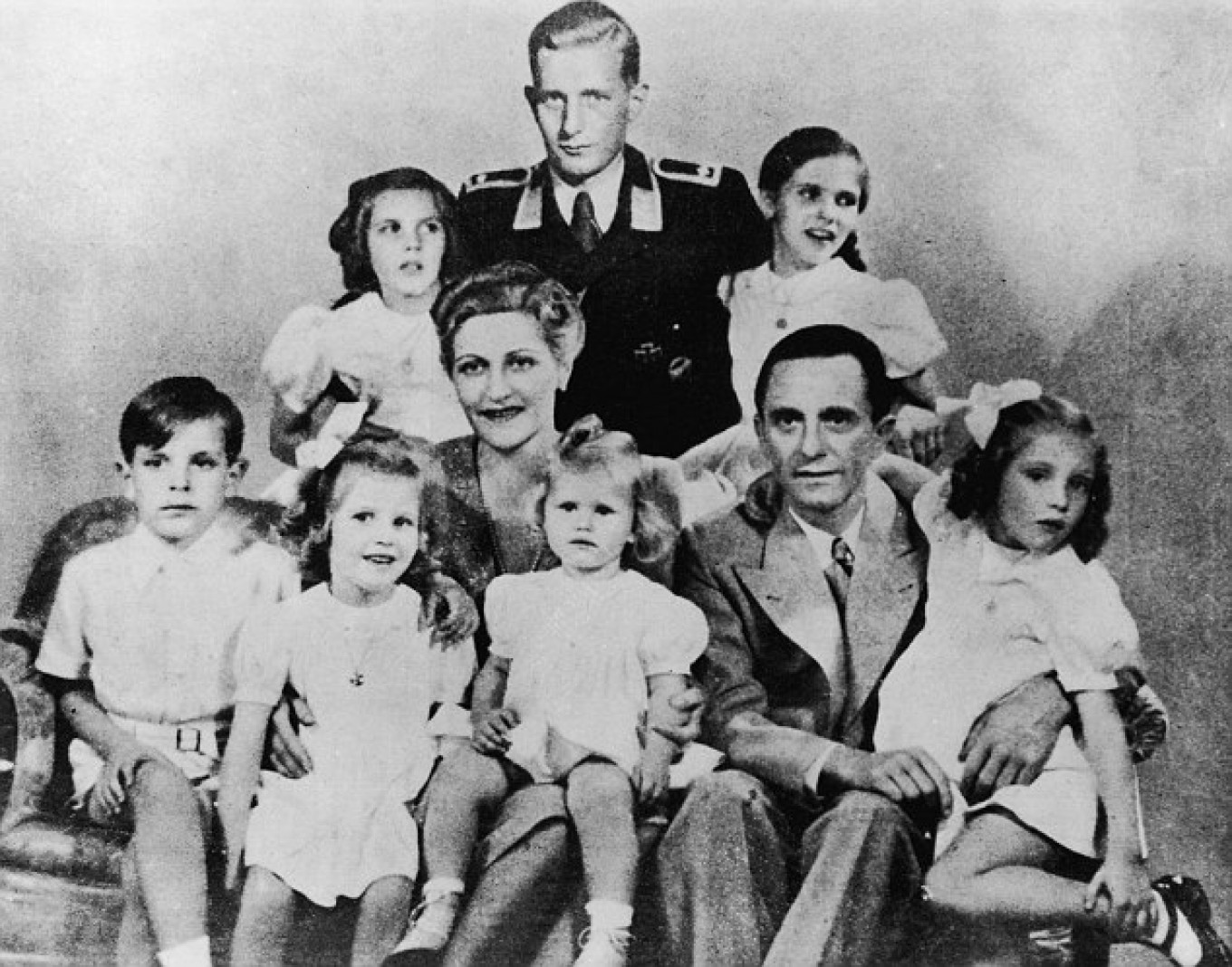 
					Joseph Goebbels with his wife Magda and their children, who suffered a sad fate. 					 									