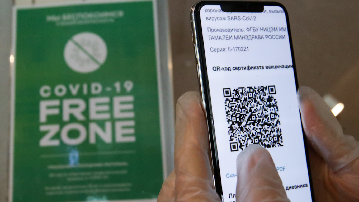 Russian Security Forces Unable to Get QR Codes to Dine Out in Moscow