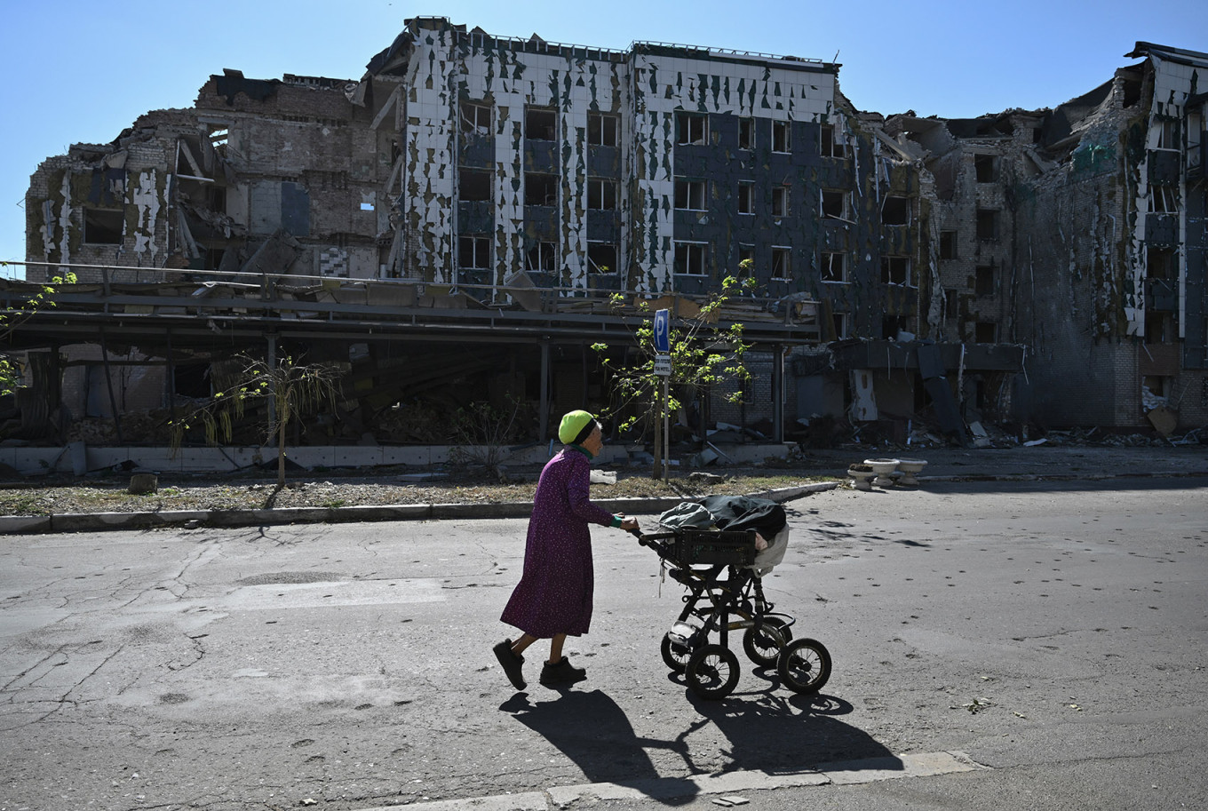 
					An elderly woman pushes a cart past a destroyed building in the city of Pokrovsk, Donetsk region of Ukraine.					 					Genya Savilov / AFP				