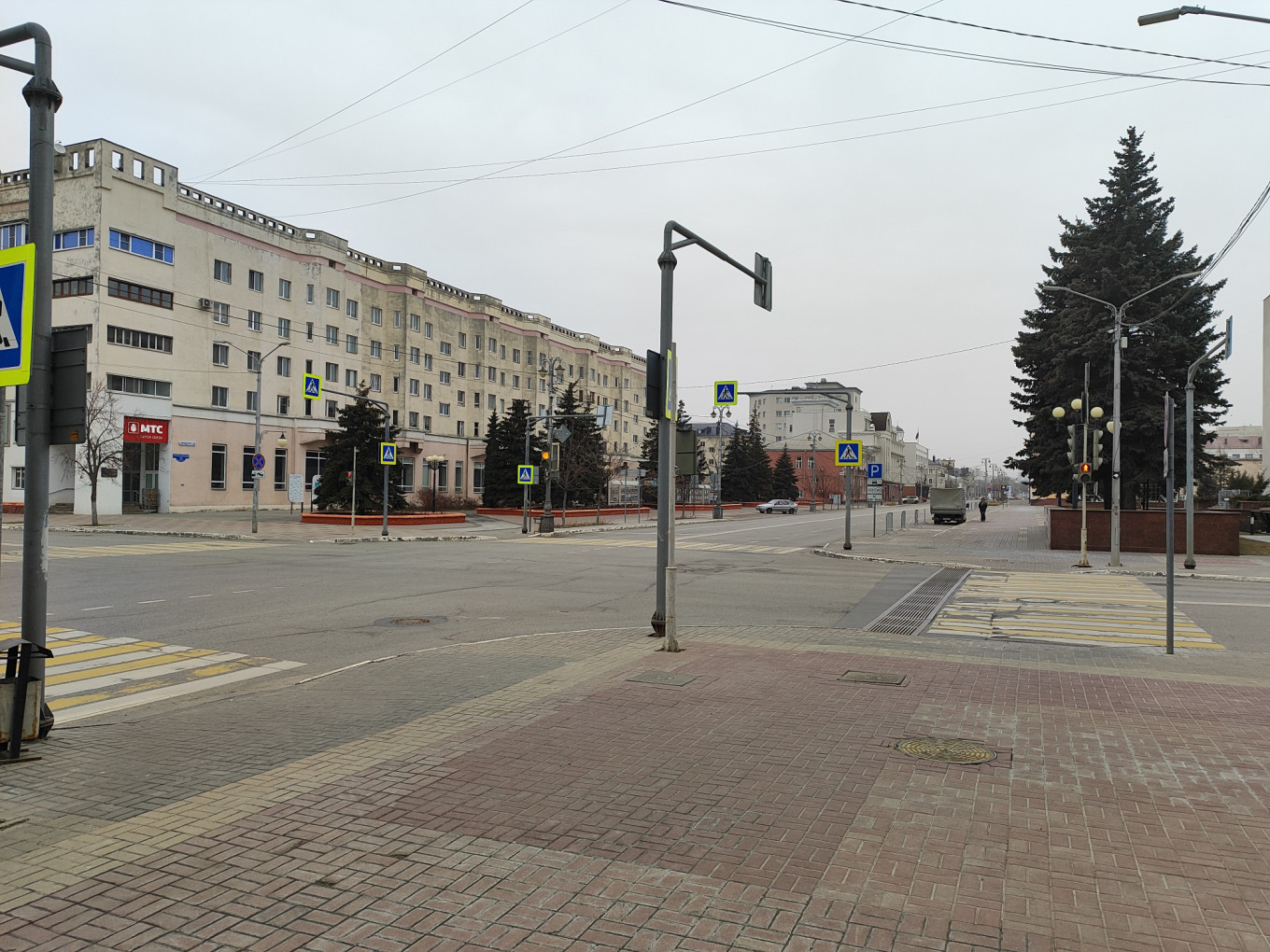 
					An empty city street in Belgorod.					 					Moscow Times Reporter				