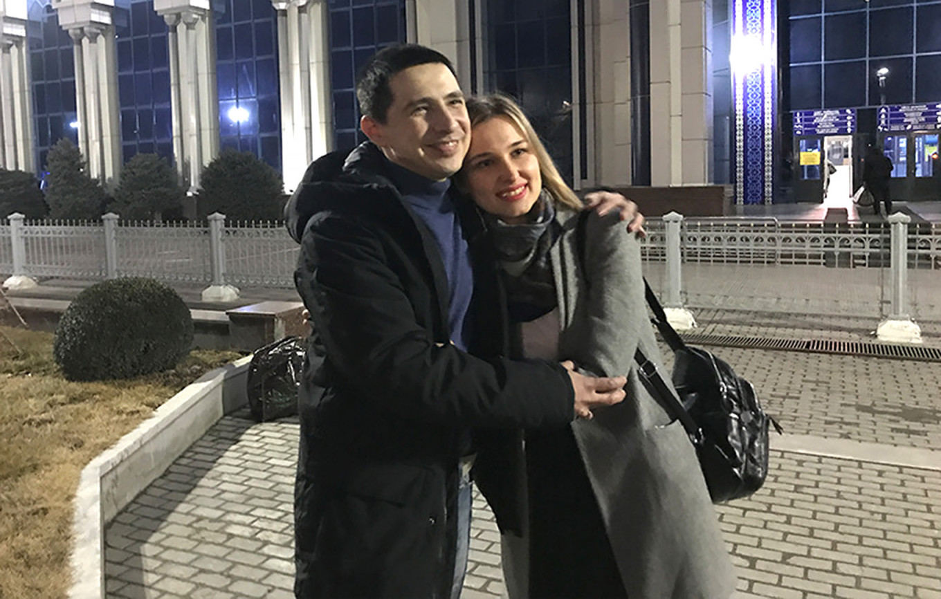 
					Feliks Makhammadiyev with his wife after release from prison.					 					jw.org				