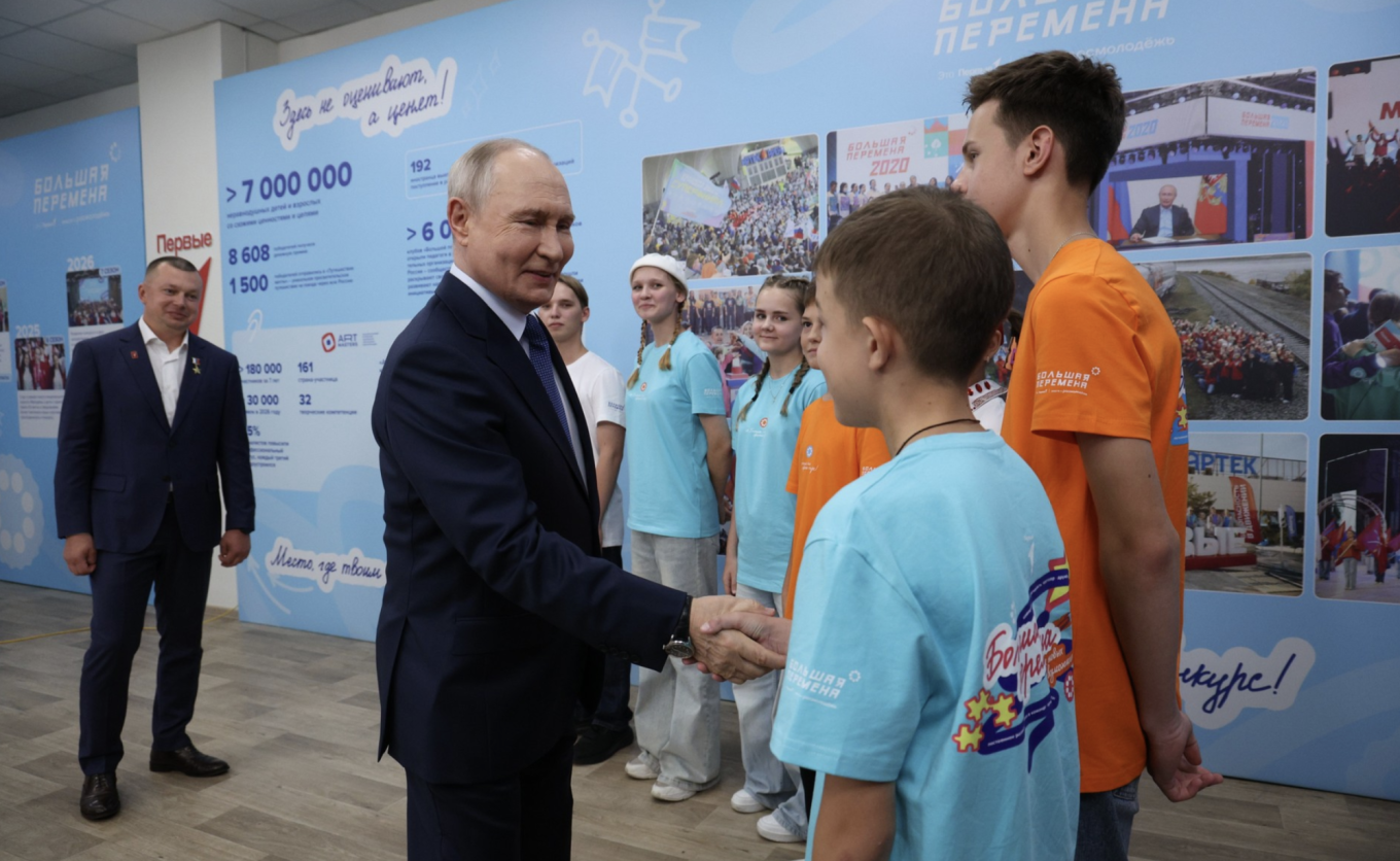 
					Putin meets with schoolchildren taking part in “Big Change,” a nationwide youth project, in Krasnoyarsk.					 					Kremlin.ru				