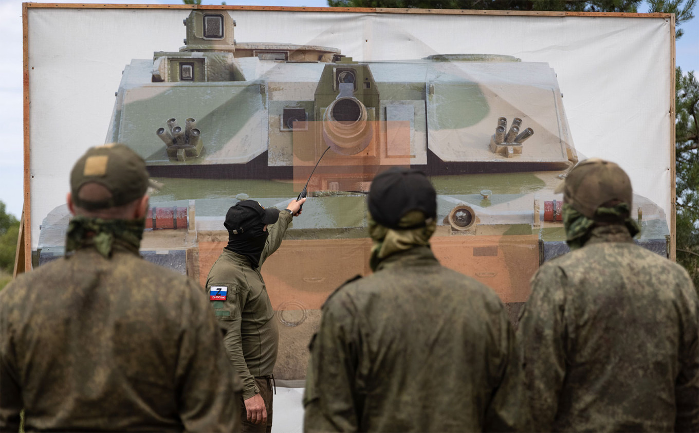 Prajurit pasukan tank Distrik Militer Pusat Angkatan Darat Rusia terlihat di tempat pelatihan militer selama latihan penghancuran perangkat keras militer yang dipasok oleh negara lain ke angkatan bersenjata Ukraina.  Stanislav Krasilnikov / TASS