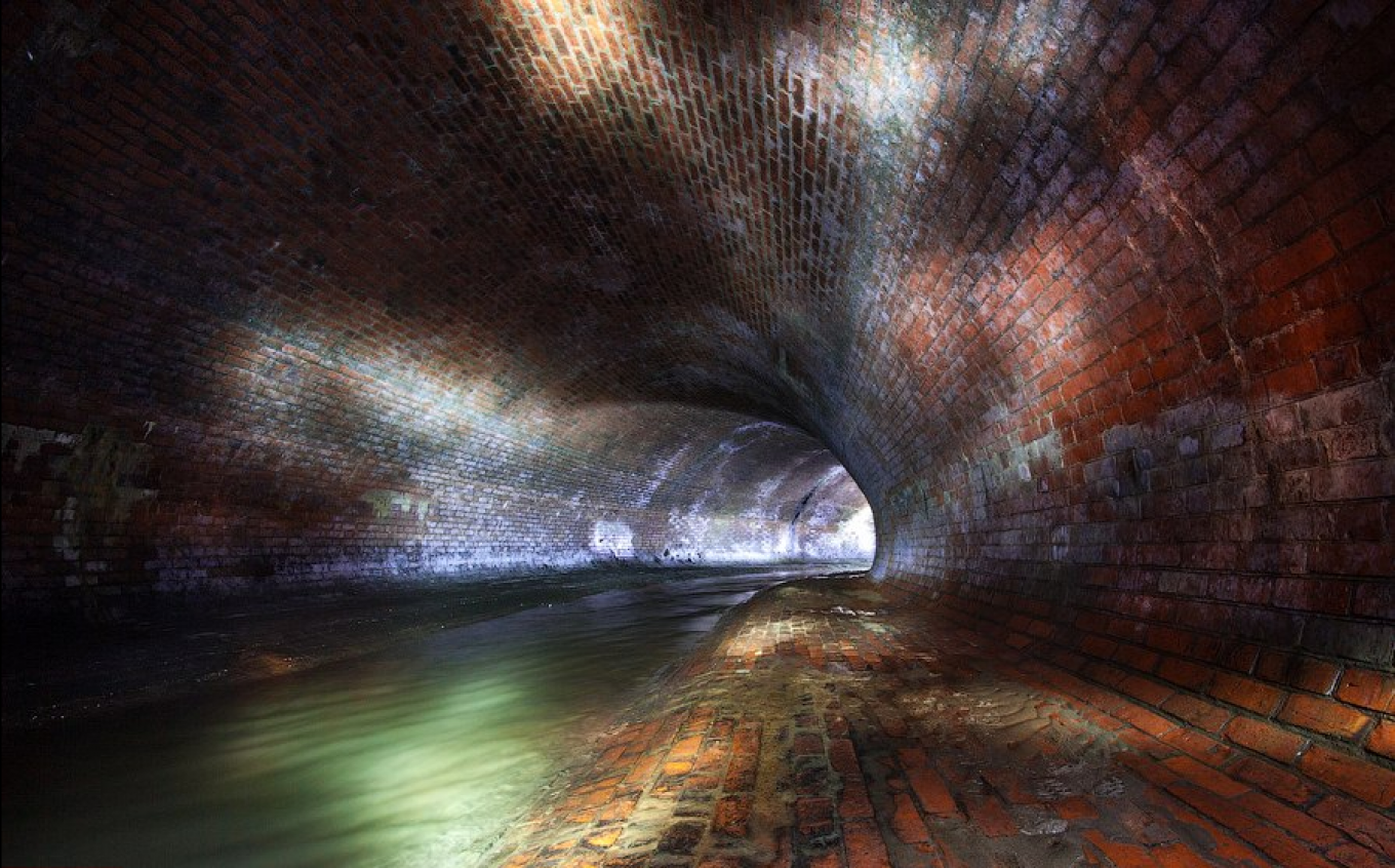 
					Close to Red Square, the Neglinnaya runs through a high, vaulted brick tunnel.					 					EXTREMALNAYA MOSKVA				