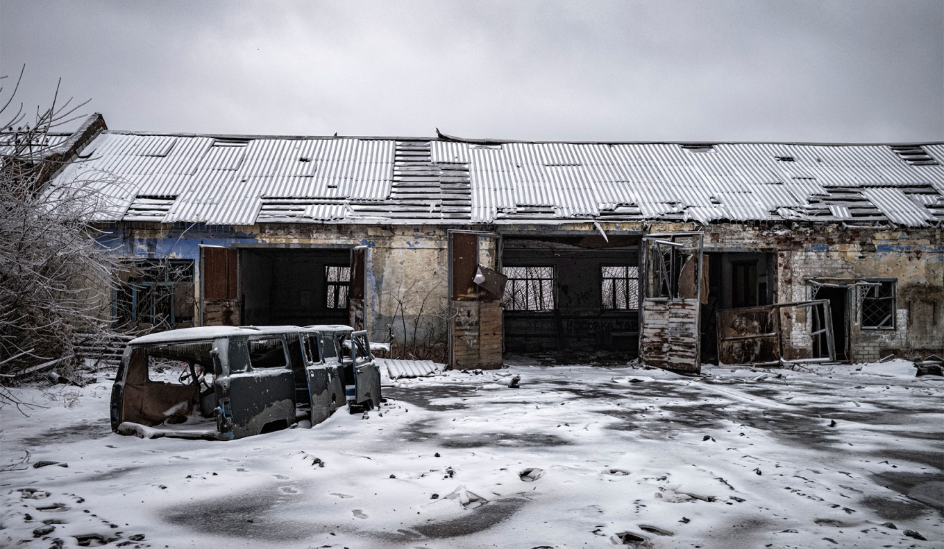 
					An abandoned garage in Chasiv Yar.					 					Nicolas Cleuet				